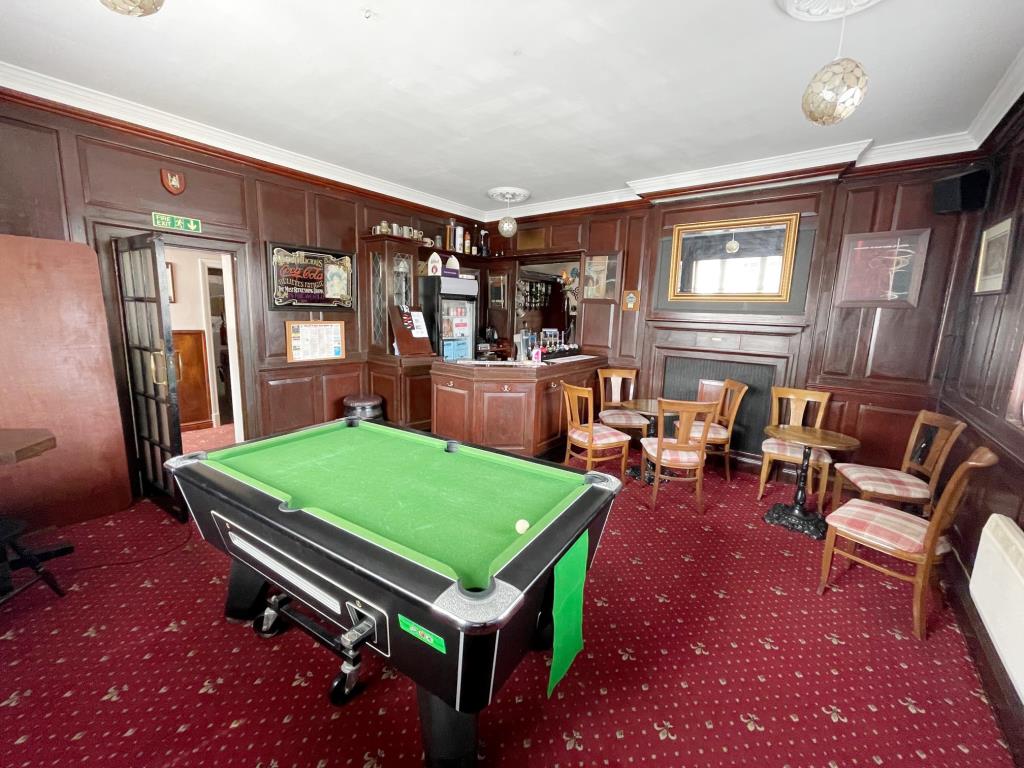 Lot: 109 - PUB WITH COURTYARD GARDEN AND FLAT ABOVE IN COASTAL TOWN - Games room bar with dart board pool table